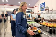 Celina Leão em visita ao Restaurante Comunitário do Paranoá