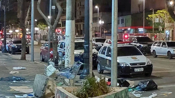 foto colorida mostra carros policiais na região da Cracolândia durante operação - Metrópoles