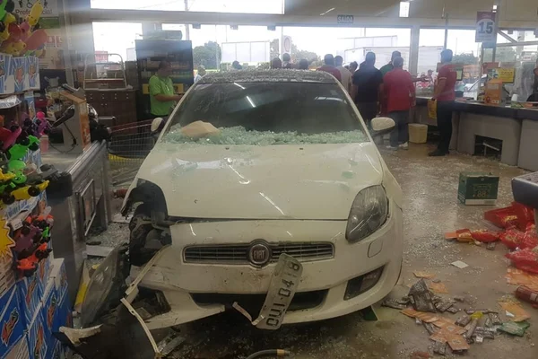 Vídeo: motorista descontrolado bate carro e invade supermercado