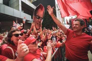 Candidato ao governo de SP, Fernando Haddad participa de ato na Avenida Paulista