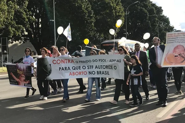 DF: manifestantes contra aborto se reúnem na Marcha Nacional pela Vida