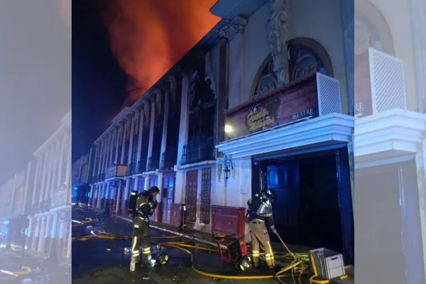 Foto colorida de fachada de boate após incêndio com bombeiros ao lado - Metrópoles