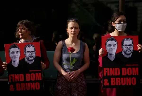 Mulheres segurando rosas e um cartaz pedindo para encontrar Dom e Bruno, que estavam desaparecidos na Amazonia - Metrópoles