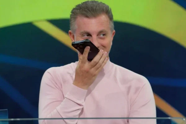 Imagem colorida de Luciano Huck - Metrópoles