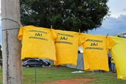 Camisas com mensagens de protesto ao Supremo Tribunal Federal (STF) estavam à venda Camisas com mensagens de protesto ao Supremo Tribunal Federal (STF) estavam à venda