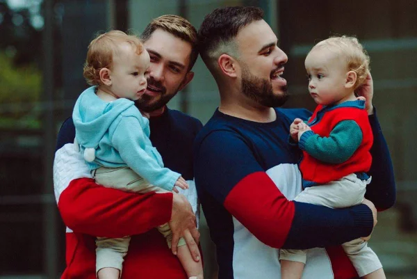 Criadores do perfil 2 de pais discutem a paternidade entre LGBTQIAPN+