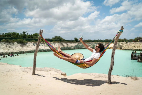 homem tirando uma selfie em uma praia de Jericoacoara