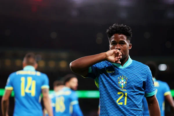 Imagem colorida de Endrick com a camisa azul do Brasil - Metrópoles