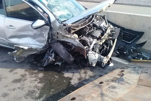 Idoso passa mal ao volante e bate carro em barreira de concreto no DF