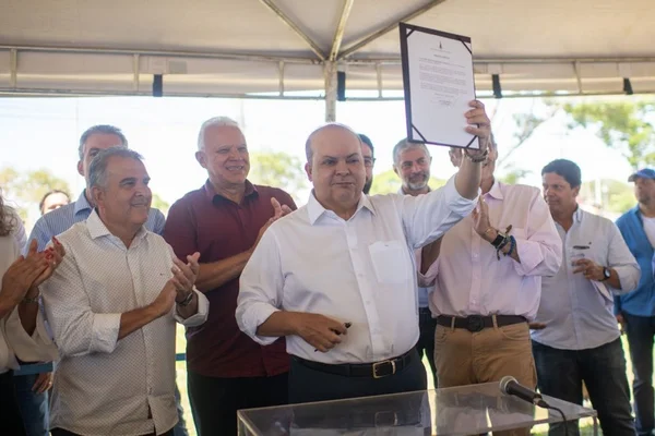 Ibaneis visita obras em viaduto do Noroeste e ergue documento que inicia atividades em cerimônia. Ele é aplaudido pela comitiva - Metrópoles
