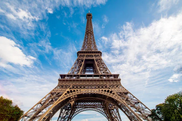 Imagem colorida da Torre Eiffel