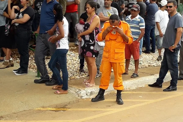 Enterro de jovem morto em assalto é marcado por desejo de justiça