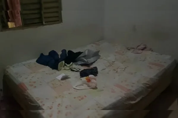 Quarto com cama e objetos sobre ela