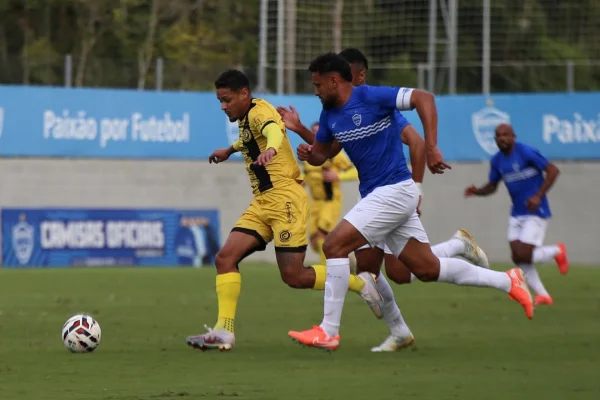 Jogadores de Barra e FC Cascavel disputam bola em jogo pela Série D