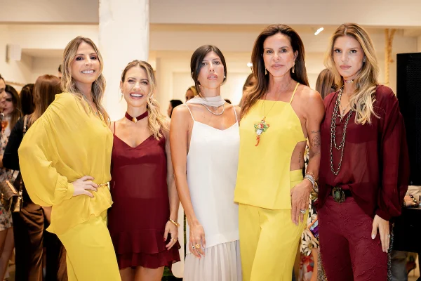 Fabiana Guimarães, Clara Saboor, Leticia Valle, Claudia Salomão e Duda Portella no aniversário da Lago Beachwear