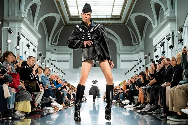 Na imagem com cor, fotos de um desfile da grife Maison Margiela