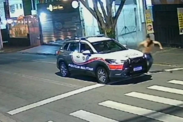 Imagens de câmera de segurança mostram momento em que estudante Frank Cardenas Acosta dá um tapa em viatura - Metrópoles