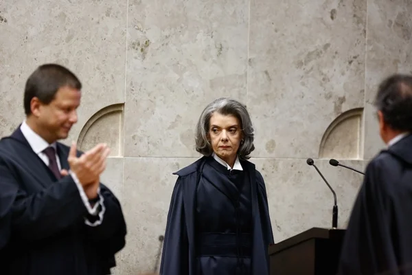 Fotografia colorida da ministra Cármen Lúcia em seção na Suprema corte de Brasília