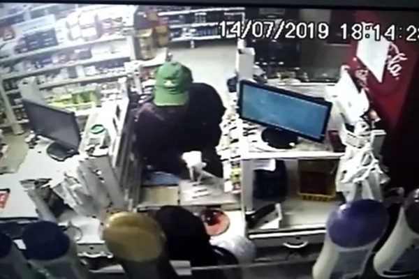 Vídeo. Polícia procura homem que roubou farmácia na Asa Sul