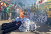 Manifestantes incendeiam boneco de Donald Trump