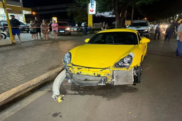Imagem colorida de porsche destruído - Metrópoles