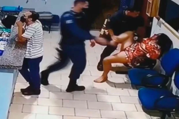 Mulher que foi algemada e apanhou de policial vira piada em grupo de PMs