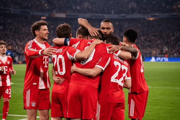 Jogadores do Bayern de Munique comemorando gol pela Champions League