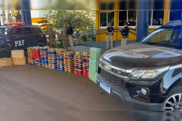 Mais de 400 kg de maconha são achados em carros de luxo