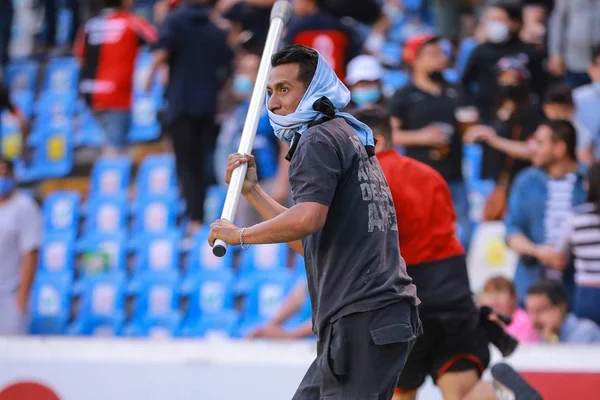 Jogo no México acaba em pancadaria