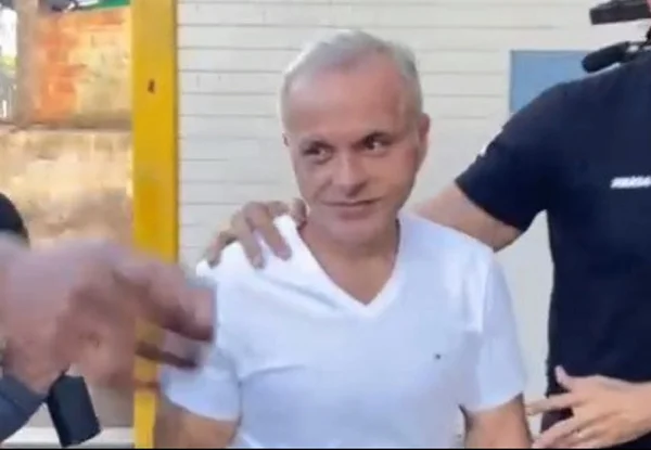 Homem de cabelos brancos sorrindo