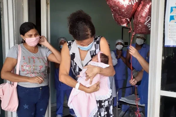 Bebê de 6 meses morre de Covid-19 após mãe contrair a doença na gestação