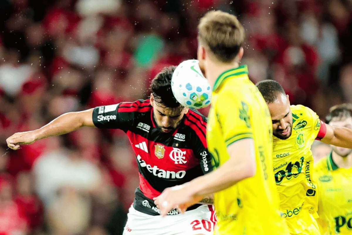 Lucas Paquetá em cabeceio contra o Mirassol Lucas Paquetá em cabeceio contra o Mirassol