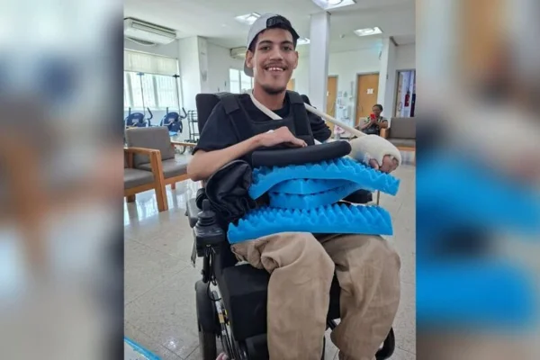 Imagem colorida de jovem com Síndrome de ZZTK - Metrópoles