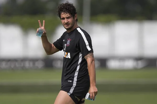 Corinthians oficializa saída de Alexandre Pato para o Villarreal