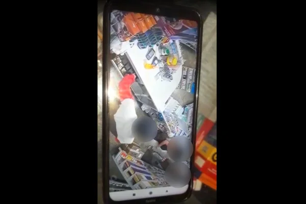Vídeo: dupla rouba farmácia com facão, é seguida por vítimas e acaba detida