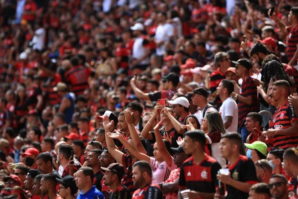 Torcidas lotam Mané Garrincha no clássico entre Flamengo e Botafogo