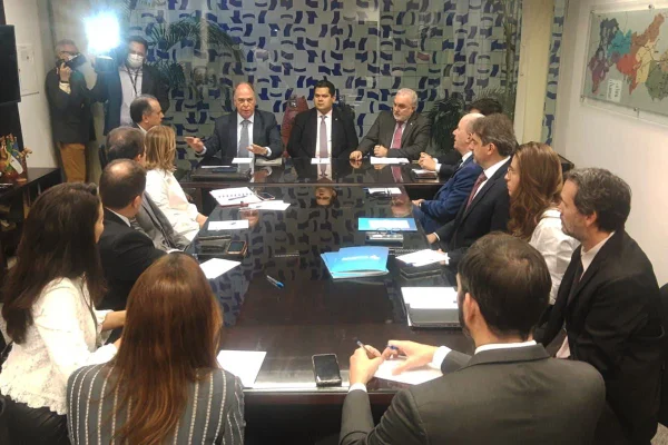 Senador prevê mudanças em PL que fixa teto de ICMS sobre combustíveis