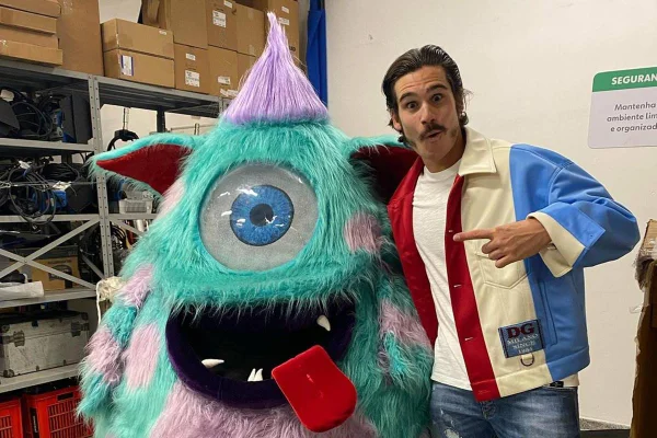 Nicolas Prattes ganha bolo inspirado em monstro de The Masked Singer