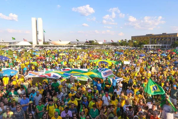 Vem Pra Rua reúne 3 mil manifestantes contra STF em Brasília