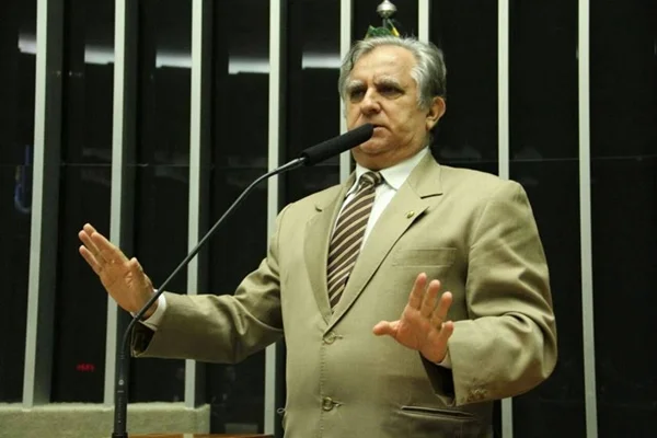 Azedou. Deputado Izalci cancela almoço da bancada com Rollemberg