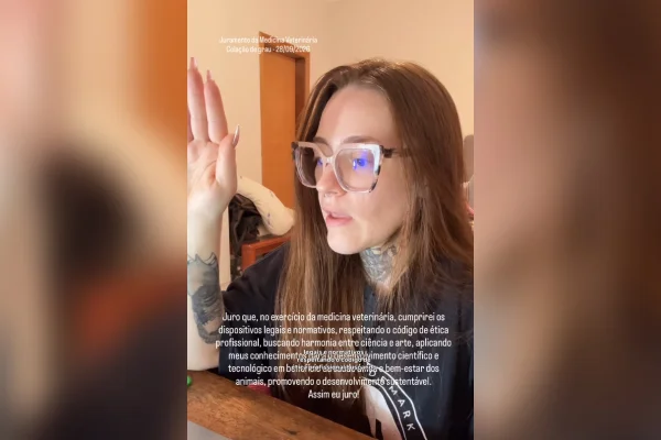 Após 11 cirurgias, mulher com a “pior dor do mundo” se forma