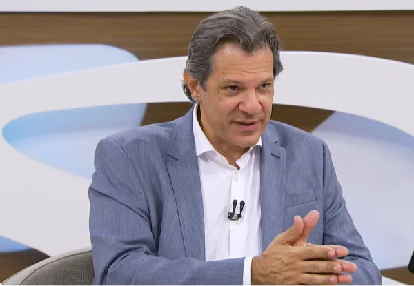 Imagem colorida do Ministro Fernando Haddad no programa Roda Viva, da TV Cultura