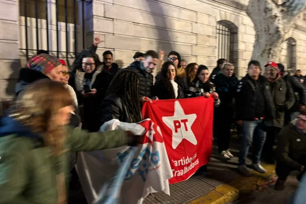 imagem colorida de Apoiadores do presidente Lula na porta da Embaixada do Brasil, em Buenos Aires