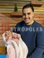 Ex-BBB Pedro conheceu a filha, Aurora Ex-BBB Pedro conheceu a filha, Aurora
