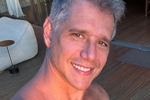 Márcio Garcia posa sorridente e sem camisa - Metrópoles