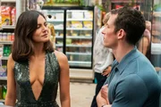 Allie (Monica Barbaro) e Owen (Callum Turner) no filme Só Por Uma Noite Allie (Monica Barbaro) e Owen (Callum Turner) no filme Só Por Uma Noite