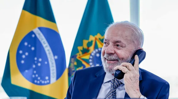 Presidente Lula ao telefone - Metrópoles