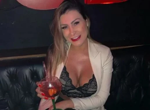 Andressa Urach na balada segurando uma taça com drink depois de receber alta no hospital - Metrópoles