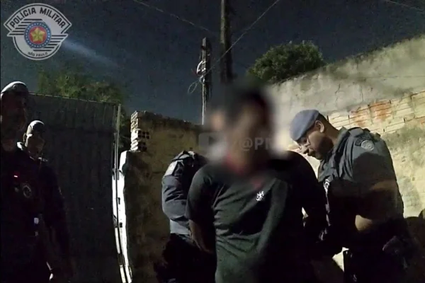 Imagem colorida mostra prisão de homem que usou pitbull para ameaçar mulher. Metrópoles