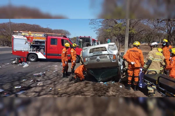 Caminhonete capota no Eixão e deixa trânsito parcialmente interditado